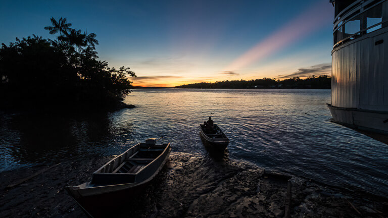 cena bucólica de um pequeno porto no rio Amazonas em Bailique